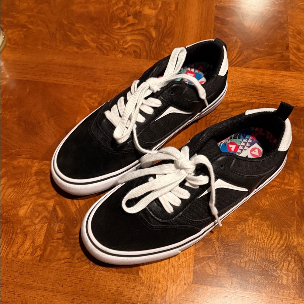 Black and White Men's Airwalk sneakers